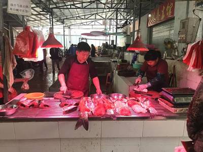 员岗村委贴心搭建自产自销菜档 村民告别日晒雨淋获点赞