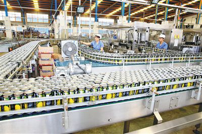 繁忙的生产线与市场调研 现代制造业的双引擎